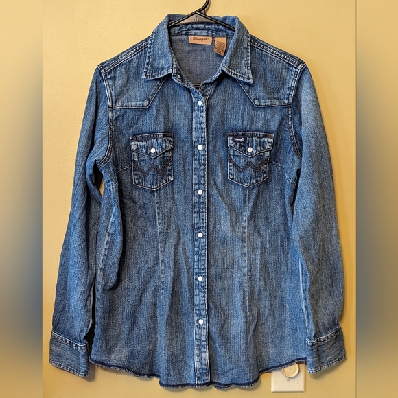 Women's Wrangler Embroidered Southwestern Denim Pearl Snap Shirt M - Picture 3 of 6